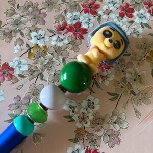 Disney Doorables: Winnie the Pooh: Pooh Bear flying handmade beaded pen